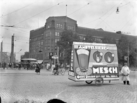 40675 Gezicht op een mobiel reclamebord van Amstel bieren op de Smakkelaarsbrug over de Leidsche Rijn te Utrecht; op de ...